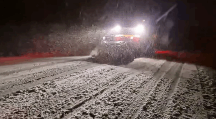 Circulația mașinilor îngreunată de ninsoare în mai multe regiuni, un utilaj de deszăpezire și un microbuz s-au lovit pe DN6