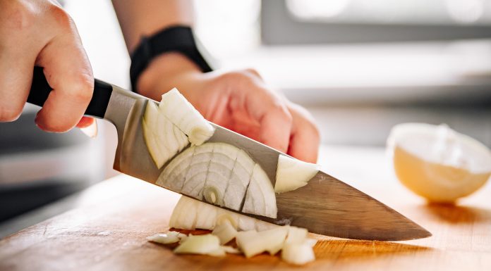 Cum scapi de mirosul de ceapă și usturoi de pe mâini în doar 30 de secunde. Trucul rapid care elimină mirosul neplăcut