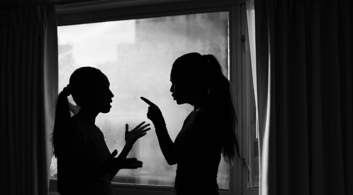 O maramureșeancă s-a dus și a bătut o femeie la ea în casă, acuzând-o că e amanta soțului ei. Ce a urmat