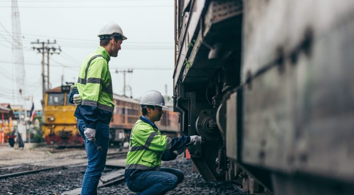 Circulație feroviară afectată. Trei trenuri au fost oprite în stații din cauza unei șine rupte, la Craiova