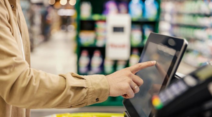 Polițiștii au reținut un bărbat din București care a luat mai multe produse dintr-un magazin fără să plătească, apoi a lovit o angajată și un paznic