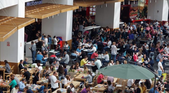 Avertismentul nutriționiștilor. Cât îi costă de fapt mâncarea ieftină pe români