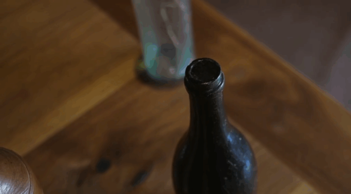 Sticlă de alcool veche de 150 de ani, descoperită într-o mină din SUA. Ce au constatat arheologii, după ce au gustat din ea