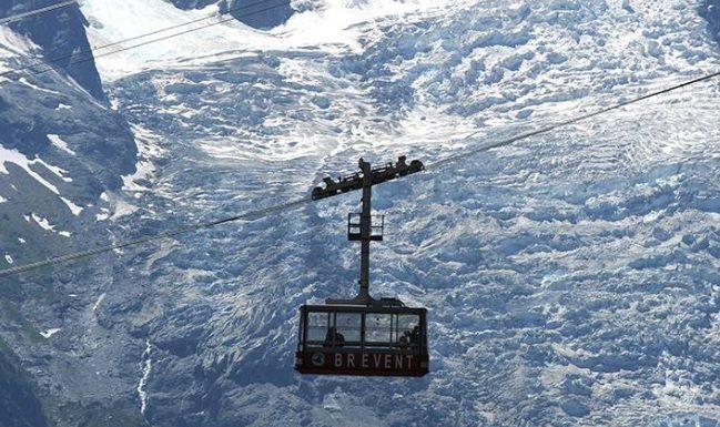 Telegondola de la Sinaia, nefuncţională, luni, pe tronsonul care urcă la cota 1400 din Bucegi. Turiştii pot urca doar cu telecabina pe acest tronson