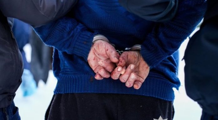 Un bărbat din Doneţk a ucis cu toporul şi ciocanul alţi cinci ucraineni într-un centru pentru persoane strămutate, din vestul Ucrainei. Bărbatul, în vârstă de 72 de ani, arestat. Anchetă cu privire la crimă cu premeditare