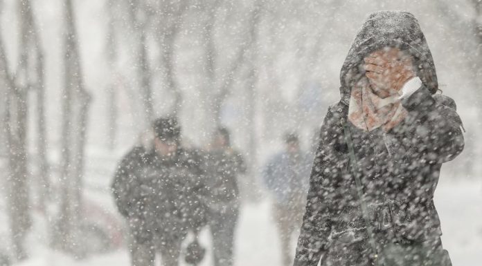 FOTO Amenzi date în București celor care nu au curățat trotuarele de gheață sau zăpadă