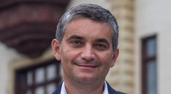 Primarul Vlad Oprea, către Bolojan: Sunt convins că sunteţi de cea mai bună credinţă, că vreţi să rezolvaţi problemele din ţară într-o situaţie destul de delicată în care ne aflăm, dar, fără sprijinul autorităţilor locale, nu o puteţi face