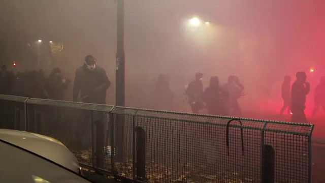 Violențe extreme la Torino. Un polițist a fost încercuit și bătut cu ciocanul de protestari