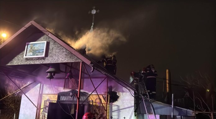 Incendiu la o biserică din municipiul Tulcea. Au ars obiecte de mobilier, icoane şi tablouri aflate la intrarea în lăcaş şi la aproximativ 10 de metri pătraţi de acoperiş şi tavan – FOTO
