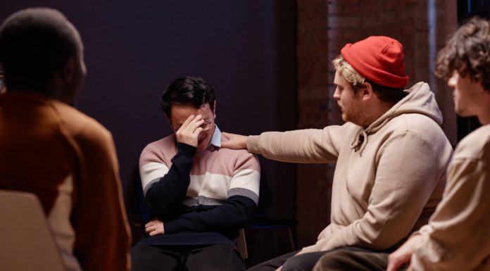 Explozie de psihoze în rândul tinerilor. Persoanele născute după 2000 au risc cu 70% mai mare de schizofrenie