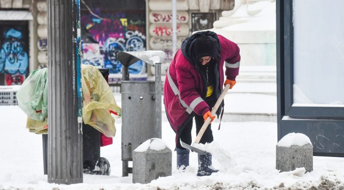 Primăria Capitalei atrage atenţia comercianţilor, asociaţiilor de proprietari şi persoanelor care locuiesc la case că au obligaţia să cureţe zăpada de pe trotuare şi ţurţurii de la balcoane şi streşini/ Sute de controale făcute de poliţiştii locali