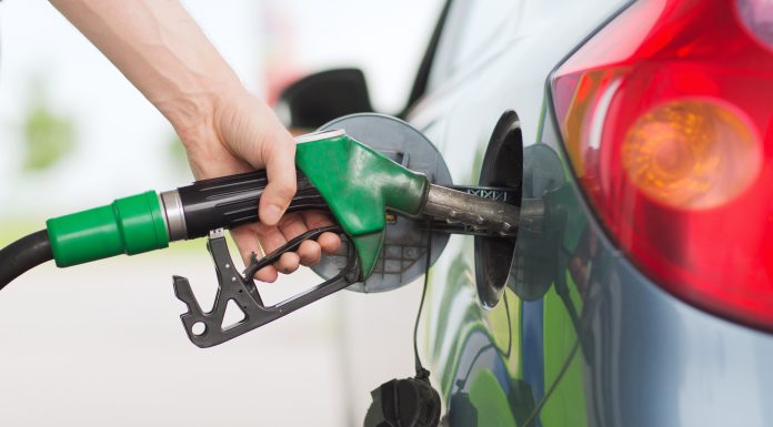 Noi scumpiri la pompă în România, peste noapte. Cât costă azi un litru de benzină și de motorină
