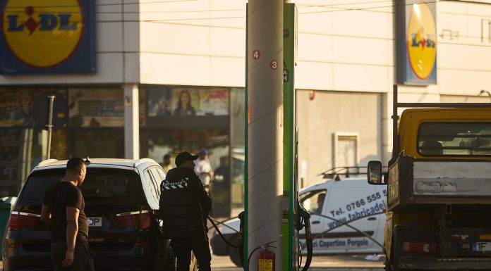 Satul vrea să redeschidă o rafinărie după ce carburanții s-au scumpit și cu 50/bani pe litru. Alta lucrează la maximum