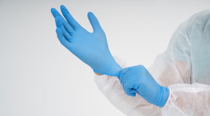 Oamenii de știință căutau microplastice și au găsit problema în propriile mănuși. Studiul Universității Michigan