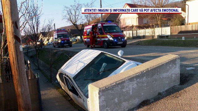 O familie din Bistrița-Năsăud a ajuns la spital după ce a intrat cu mașina într-un cap de pod. Accidentul a fost filmat