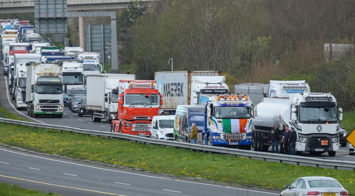 Irlandezii nemulțumiți de scumpirea benzinei și motorinei au blocat singura rafinărie din țară. „Este ilogic”