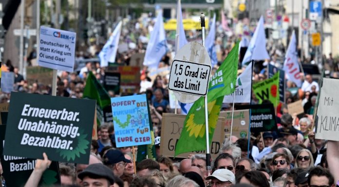 Zeci de mii de oameni au protestat în stradă, în Germania, împotriva politicii energetice a guvernului