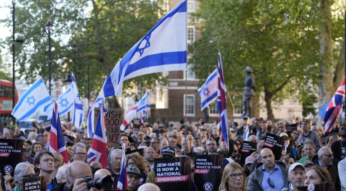 Marea Britanie a ridicat nivelul de alertă teroristă la „sever” după atacul antisemit din Londra. Premierul Starmer, huiduit