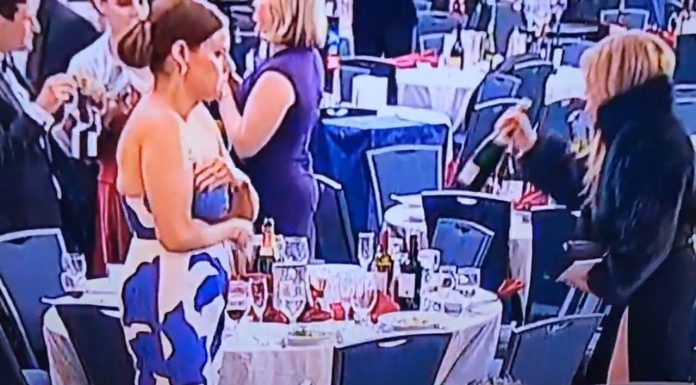 Când democrația este atacată, băutura trebuie „securizată”. Jurnalistă surprinsă „arestând” două sticle de șampanie în timpul haosului de la Casa Albă