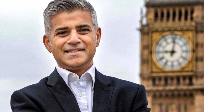 Scandal la Londra: polițiști înarmați au uitat o geantă cu arme în fața casei primarului Sadiq Khan