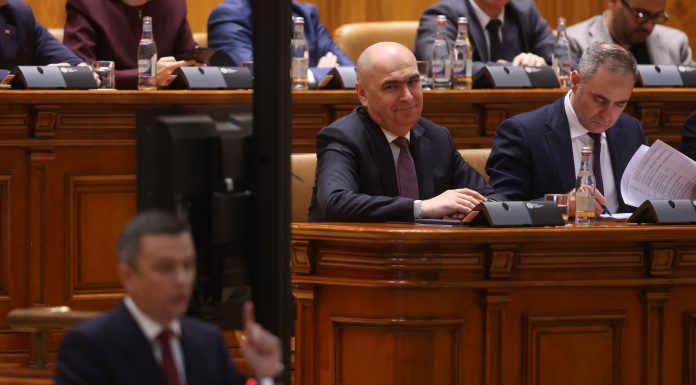 Bolojan poate rămâne premier și dacă iese PSD din Guvern. Fost judecător CCR: „Rotește miniștri. Poate să stea și doi ani”
