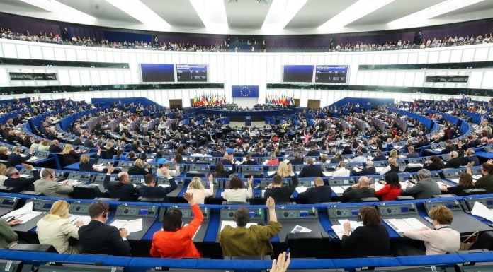 Parlamentul European cere măsuri mai ferme împotriva hărţuirii cibernetice în UE / Unul din şase adolescenţi raportează că este victimă a hărţuirii cibernetice