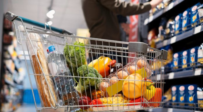 Cum poți economisi bani pe bonul fiscal de la alimente și să mănânci sănătos, potrivit experților