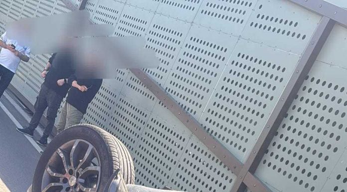 Femeie rănită în parcarea unui centru comercial din Piteşti, după ce un autoturism a lovit un parapete din beton şi un indicator, după care s-a răsturnat / La volanul maşinii se afla un bărbat de 70 de ani – VIDEO