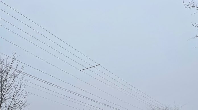 Un bărbat a intrat cu toporul într-un magazin sătesc din judeţul Covasna şi a spart mai multe sticle / Ulterior, a spart mai multe geamuri de la Primărie şi a avariat maşina Poliţiei / Este audiat de poliţişti