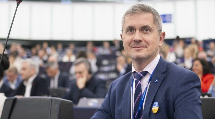 Ipocrizia devine marcă înregistrată USR. Dan Barna, care a semnat moțiunea AUR pentru demiterea guvernului Cîțu, critică asocierea PSD-AUR