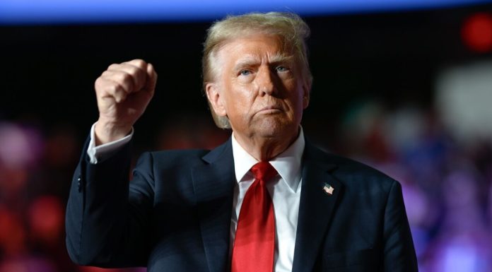 Trump vrea să câștige „iertarea“ americanilor. După atacurile la adresa Papei și după ce a „pozat în Iisus“, președintele citește Biblia din Biroul Oval