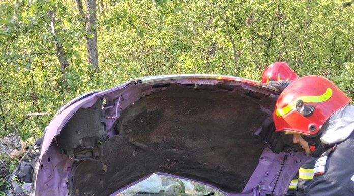 Giurgiu: Tânără de 18 ani, moartă după ce maşina în care se afla a derapat şi a ieşit de pe şosea. La volan se afla o şoferiţă începătoare, care a scăpat cu viaţă