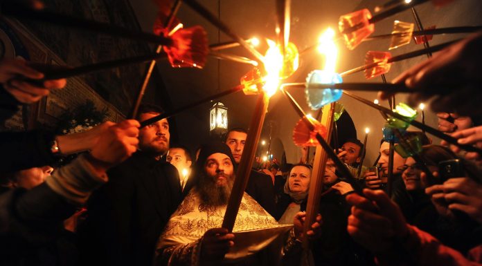 Cum ajunge Lumina Sfântă în România în fiecare an. Ce este bine să faci după ce ajungi cu lumina acasă