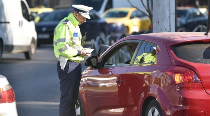 Un șofer băut și cu doi copii în portbagaj a fost prins în timp ce conducea cu viteză în Covasna. Ce amendă a primit