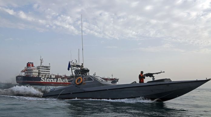 S-a deschis focul în Strâmtoarea Ormuz la scurt timp după ce Iranul a preluat din nou controlul. Cine ar fi apăsat pe trăgaci