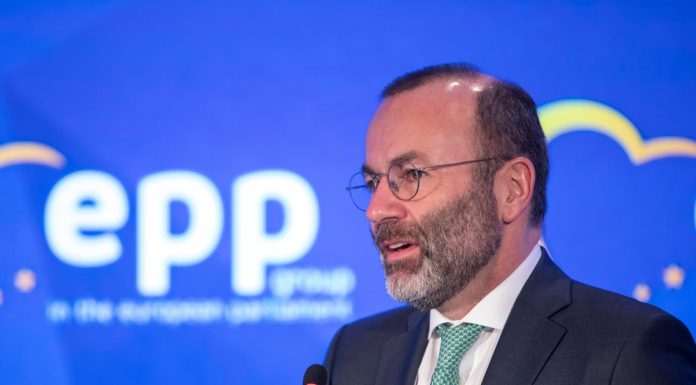 Criza politică din România ajunge la Bruxelles: Weber critică alianța PSD–AUR, socialiștii răspund cu acuzații