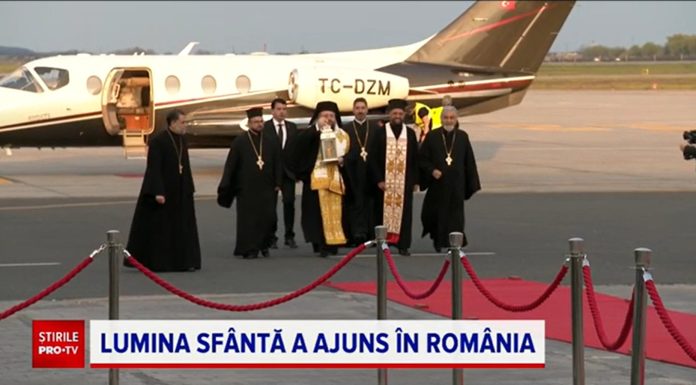 Sfânta Lumină a ajuns în România, cu o cursă specială. Va fi distribuită în toată țara până la Înviere