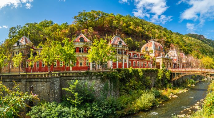 Doi bărbați au furat paturi, scaune și farfurii dintr-un hotel din Băile Herculane. Pagubă de peste 100.000 de lei