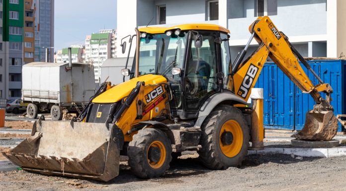Un muncitor din Argeș a murit după ce a fost lovit de un buldoexcavator. Colegul lui care manevra utilajul nu l-a observat