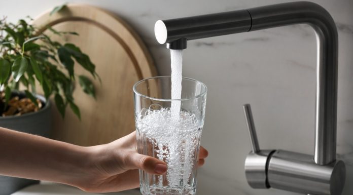 Apa potabilă poate crește riscul de hipertensiune arterială. Concluziile unui nou studiu