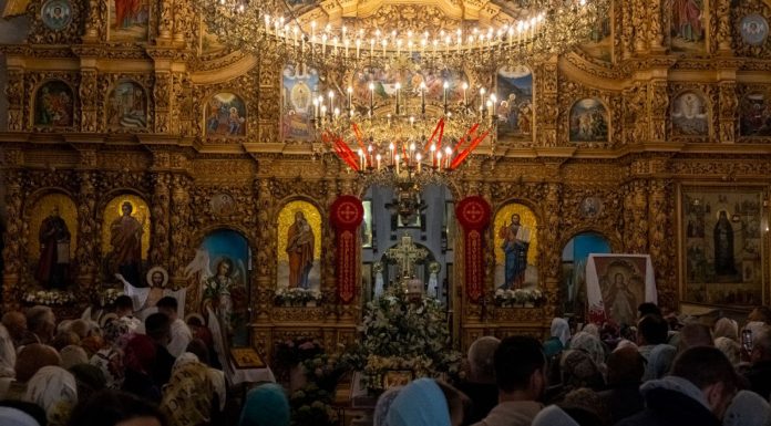 Trecerea pe sub masă în Vinerea Mare. Tradiție, simbol și credință