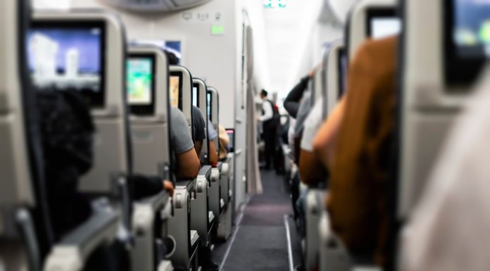 Scandal la bordul avionului Madrid-Craiova. Un bărbat băut a adresat injurii echipajului. Ce a urmat