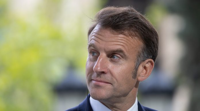 Gest de umanitate al lui Emmanuel Macron: a oprit plimbarea pentru a ajuta un bătrân în Roma