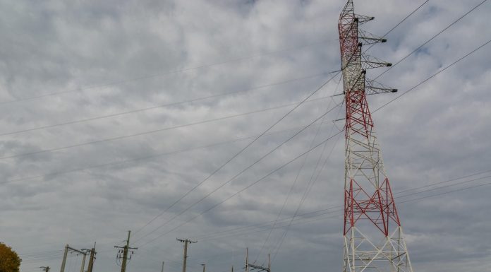 Mii de gospodării din două județe au rămas fără curent din cauza avariilor provocate de vânt. Ce localități sunt afectate