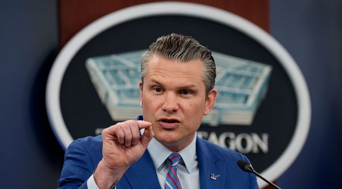 Biblia invocată la Pentagon. Pete Hegseth a comparat presa cu fariseii. Cum a reacționat Papa Leon