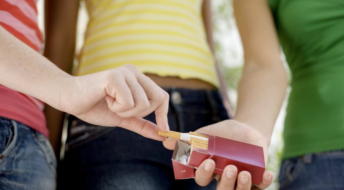 Marea Britanie va interzice pe viață fumatul pentru toate generațiile născute după anul 2009