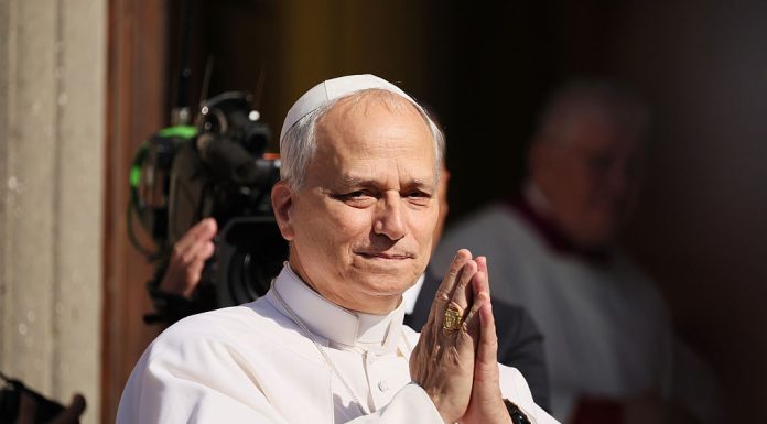 Papa Leon al XIV-lea atacă corupția și „puternicii lumii” în timp ce Trump îl critică din nou