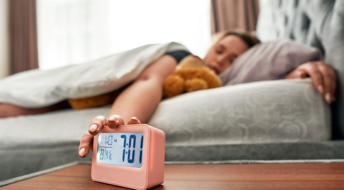 Studiu: Somnul neregulat poate dubla riscul de boli de inimă. Ce spun specialiștii despre ora constantă de culcare