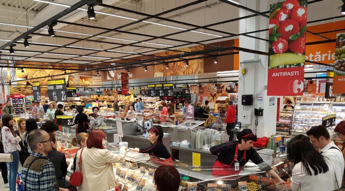 Goana după cumpărături înainte de Paște. Unele magazine oferă reduceri de până la 50%