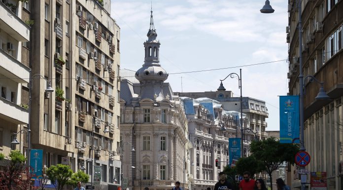 Câți oameni muncesc în București și care este salariul mediu